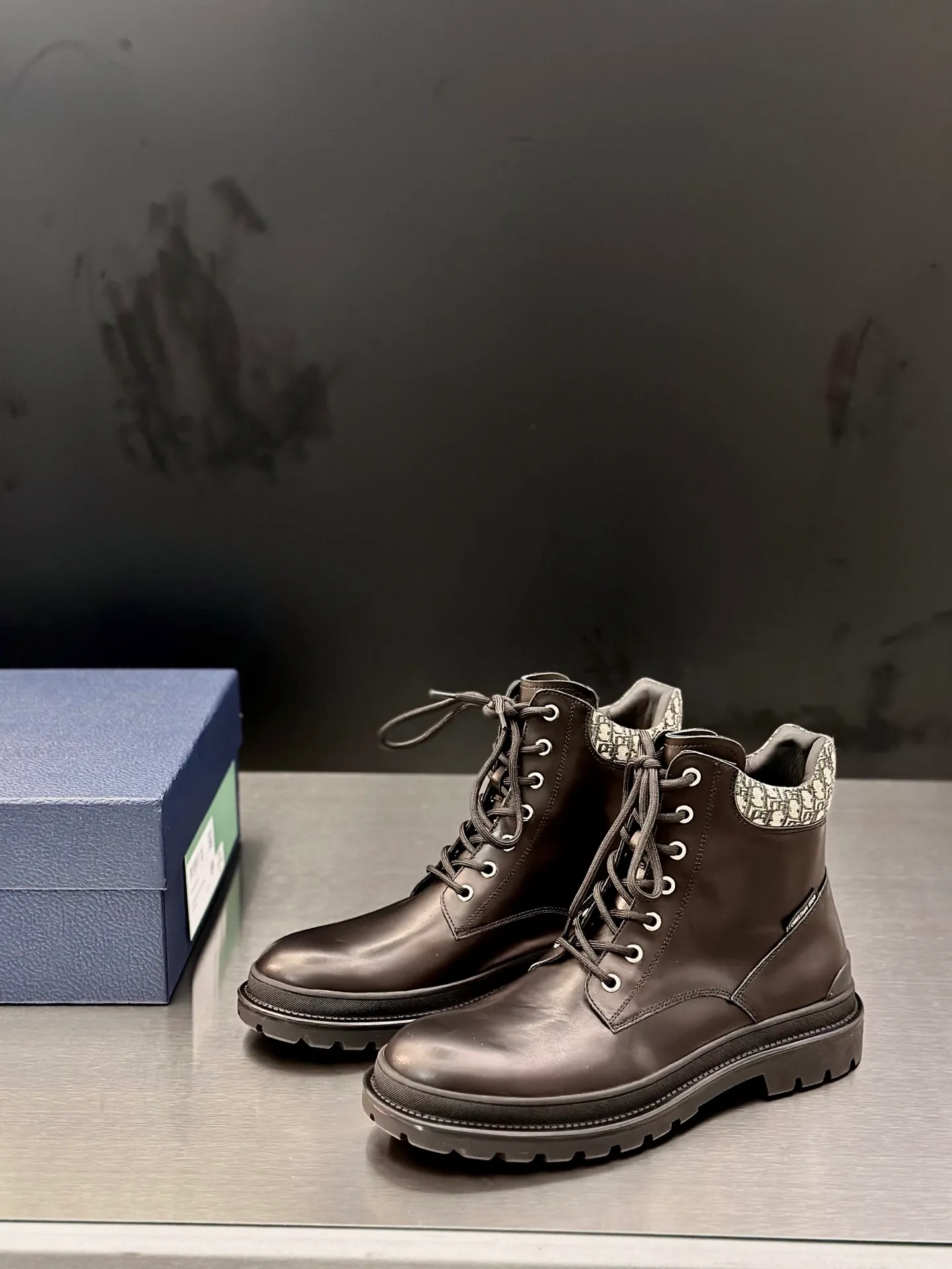 Men's shoes 💰960 Dior Dior high-top sneakers, top-quality goods produced in Dongguan, show version, leading counter trial style, Nappa cowhide material, light and breathable, soft and comfortable, easier to put on and take off, calfskin leather edging, distinctive sports style, genuine leather tongue Dior letter badge, showing the brand style, lightweight embossed pattern rubber sole, light and genuine leather feet, with original packaging Size: 39-40-41-42-43-44 (45, 46 customized) leather shoe size